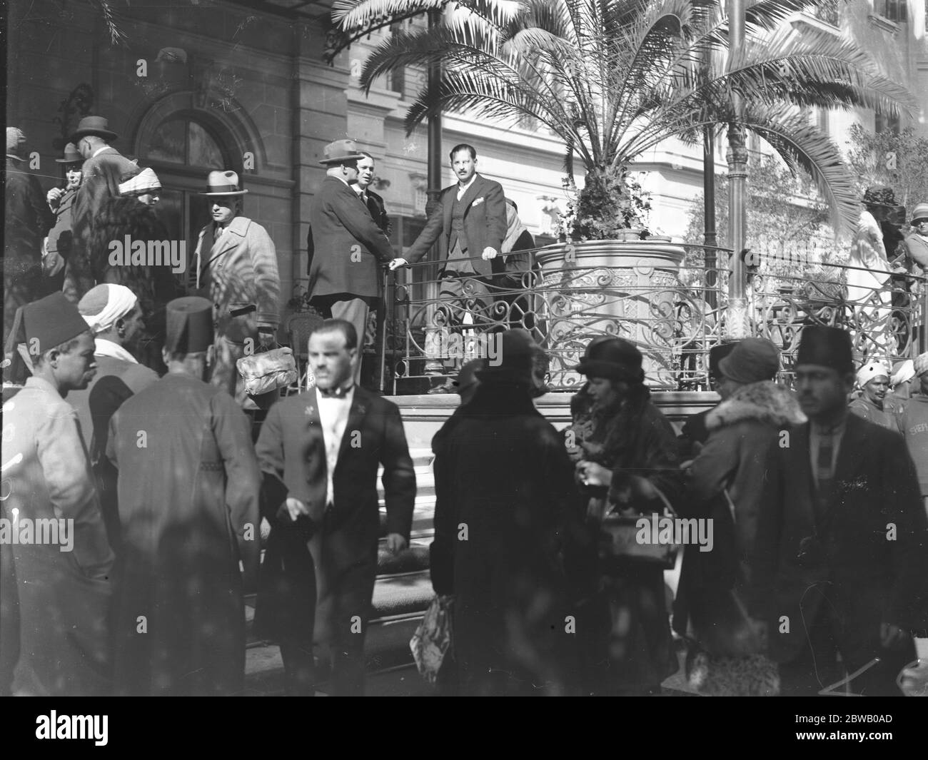 Die Saison In Kairo . Die berühmte Terrasse im Shepheard Hotel, Kairo, voll mit Gästen. Februar 1925 Stockfoto