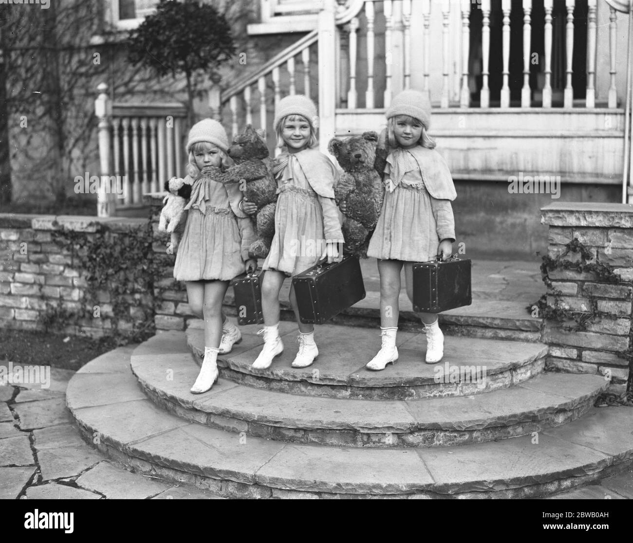 Die Mawby Drillinge; die Misses Angela, Claudine und Claudette Mawby, Töchter von Captain Mawby (Börse), die auf eine Filmkarriere in Hollywood beginnen. Stockfoto