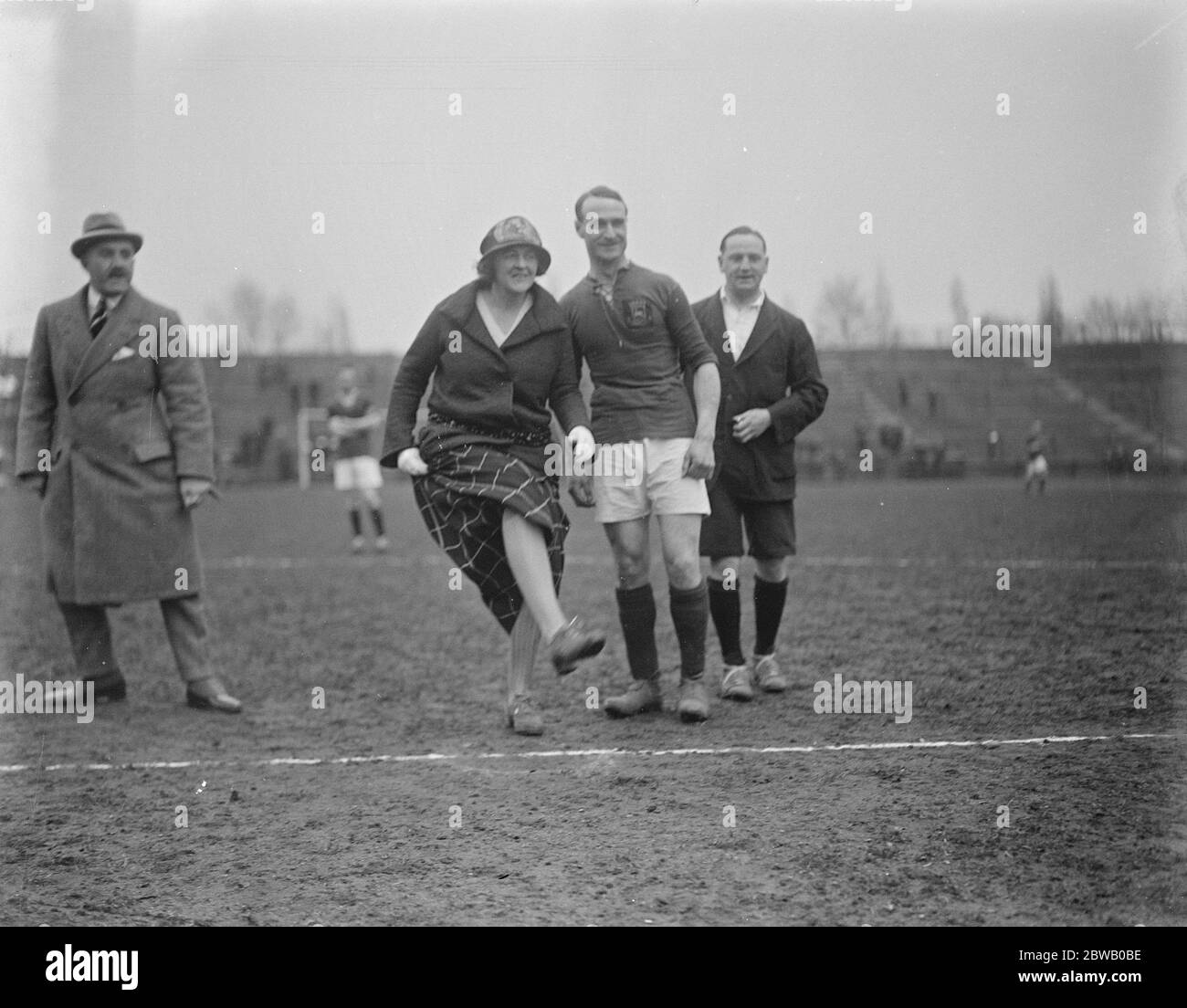 London Hotels Football Final und Gymkhana Football Final des Hotel und Restaurant Charity Wettbewerb zwischen Savoy Hotel und Holborn Restaurant wurde in Fulham am Mittwoch gespielt. Vor dem Spiel Barts Studenten nahmen an einer Gymkhana. Lady Dorothy D ' Oyly Carte startet am 26. April 1922 Stockfoto