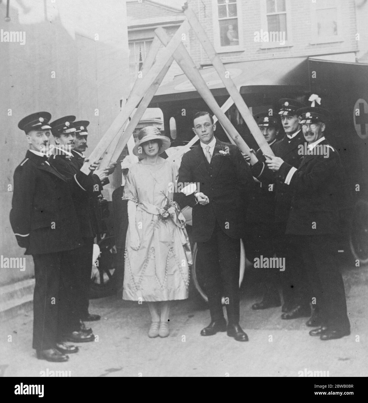Ein Schienengüterbogen Herr W. Norman von der Ambulanz-Abteilung der Freiwilligen Feuerwehr Aldershot , die durch eine Ehrenwache der Mitmitglieder mit seiner Braut Miss Hulford 1. Oktober 1921 Stockfoto