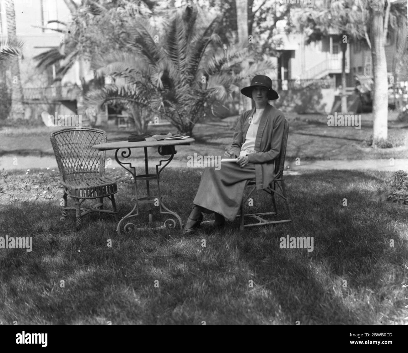 In einem Garten in Kairo , Ägypten , Rosita Forbes bei der Arbeit an einem Buch 21. März 1923 Stockfoto