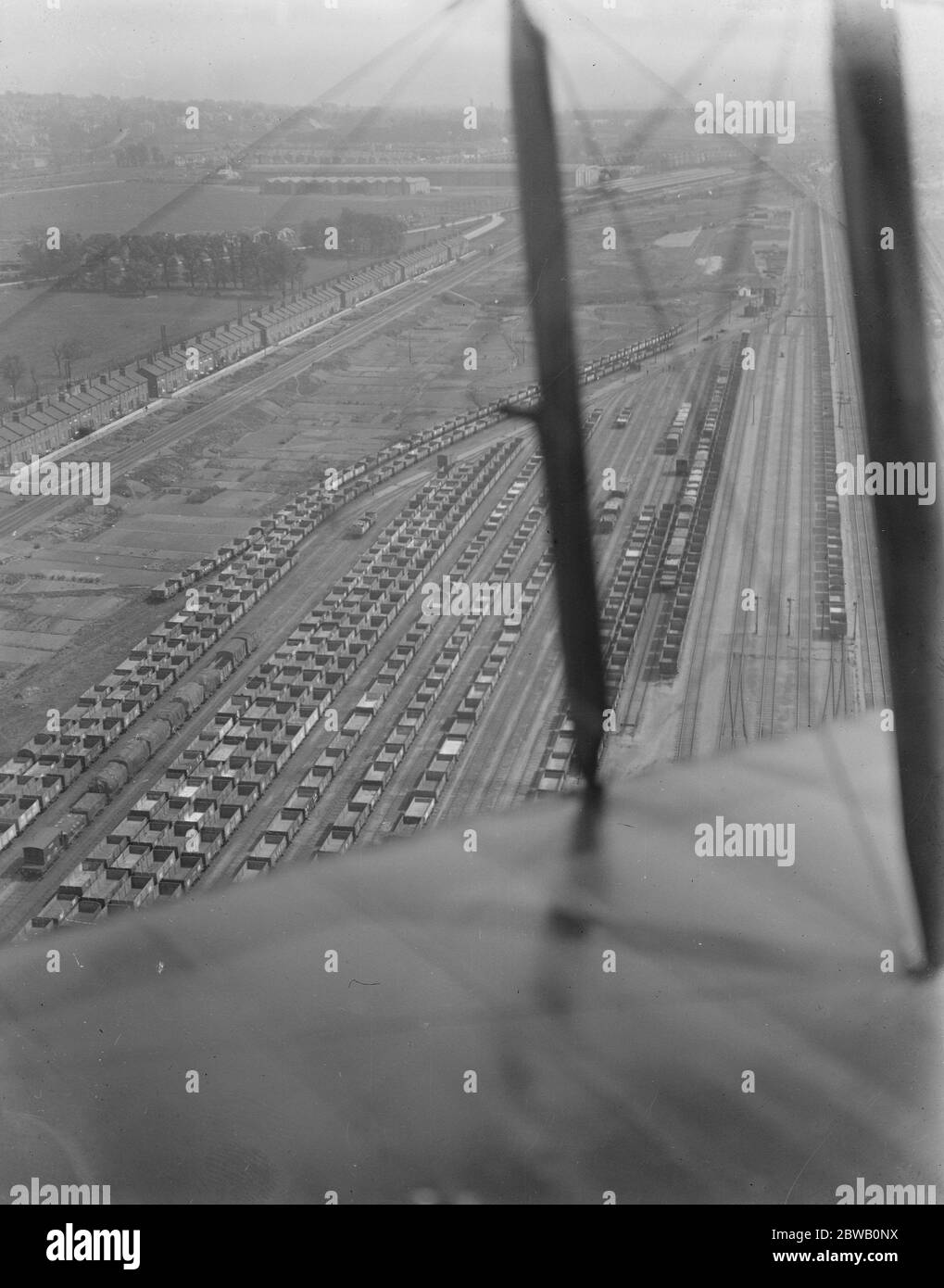 Die Kohlekrise aus der Luft EINE bemerkenswerte Photographie aus einem Flugzeug, die eine große Anzahl von leeren Kohlesticks auf einem Abstellgleis in Willesden zeigt 28 April 1921 Stockfoto