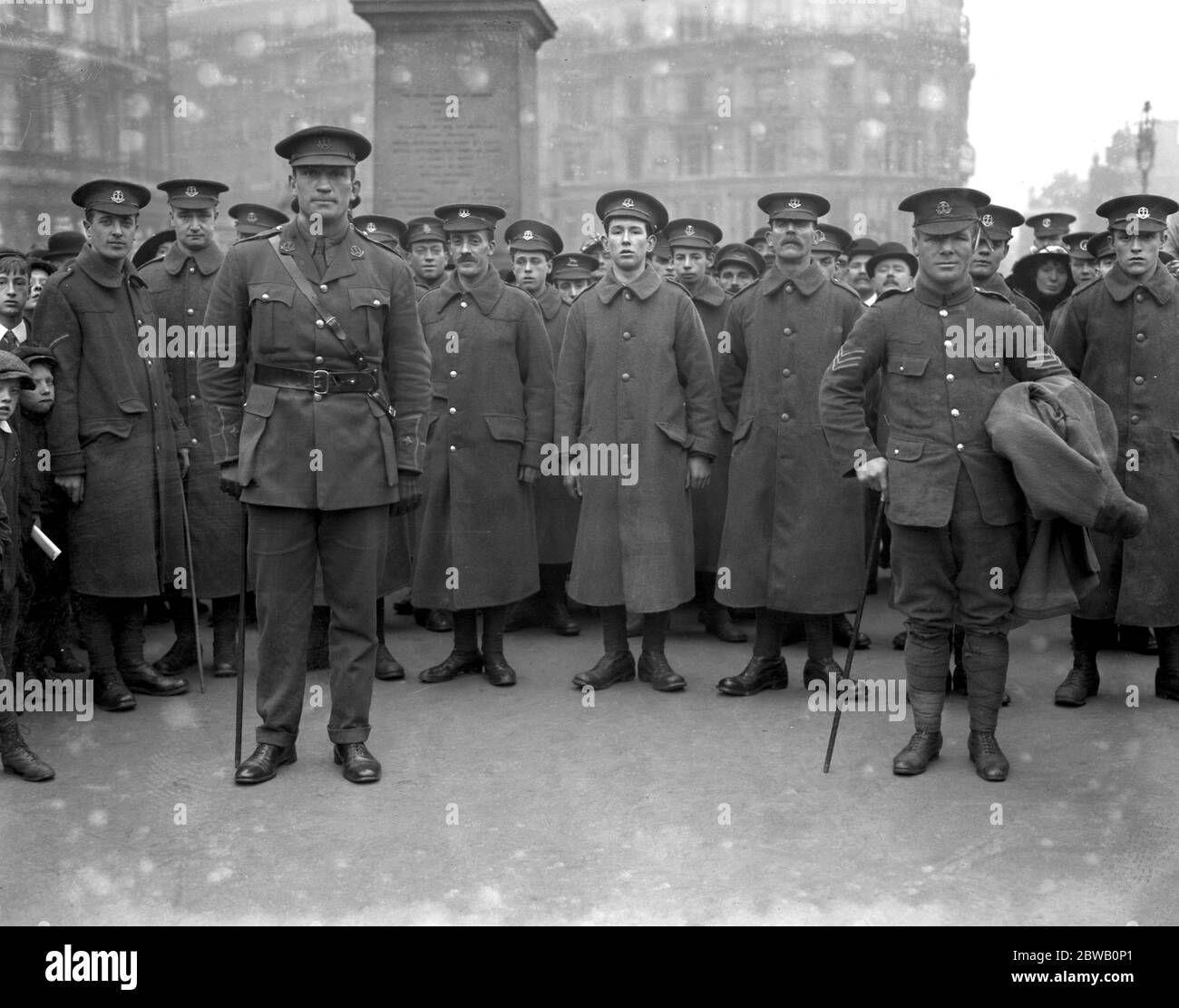 Berühmte Boxer, Lieutenant Victor McLaglen und Sergeant Johnny Summers aus Recruiting in Trafalgar Square, London. Stockfoto