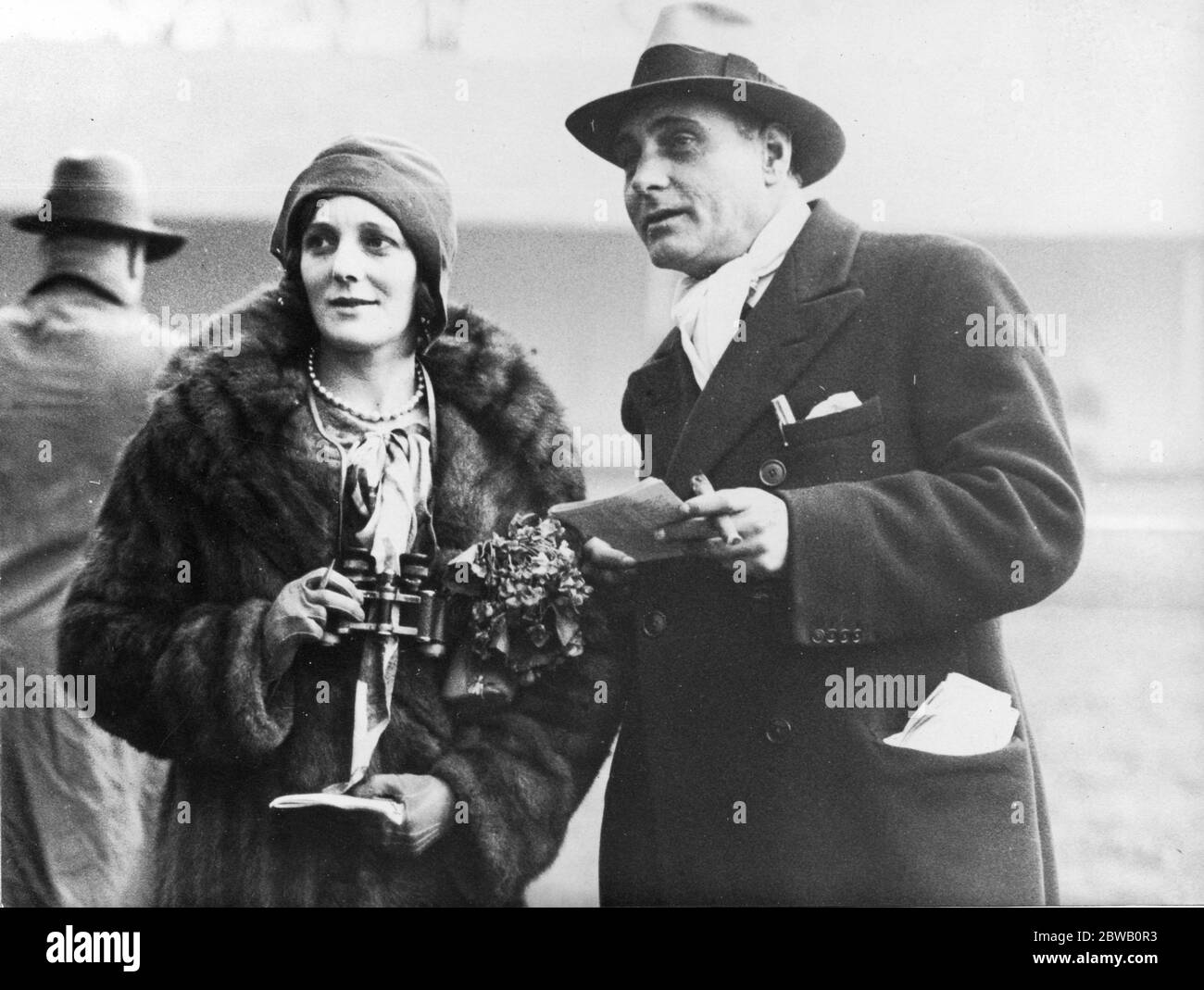Abgebildet bei den Derby-Rennen sind die Schauspieler, Herr und Frau Henry Edwards (Frau Edwards war früher Miss Chrissie White, der berühmte britische Filmstar). Herr Edwards war ein hervorragender Erfolg in dem Film "Flag Lieutenant", der vor kurzem erschien. November 1929 Stockfoto