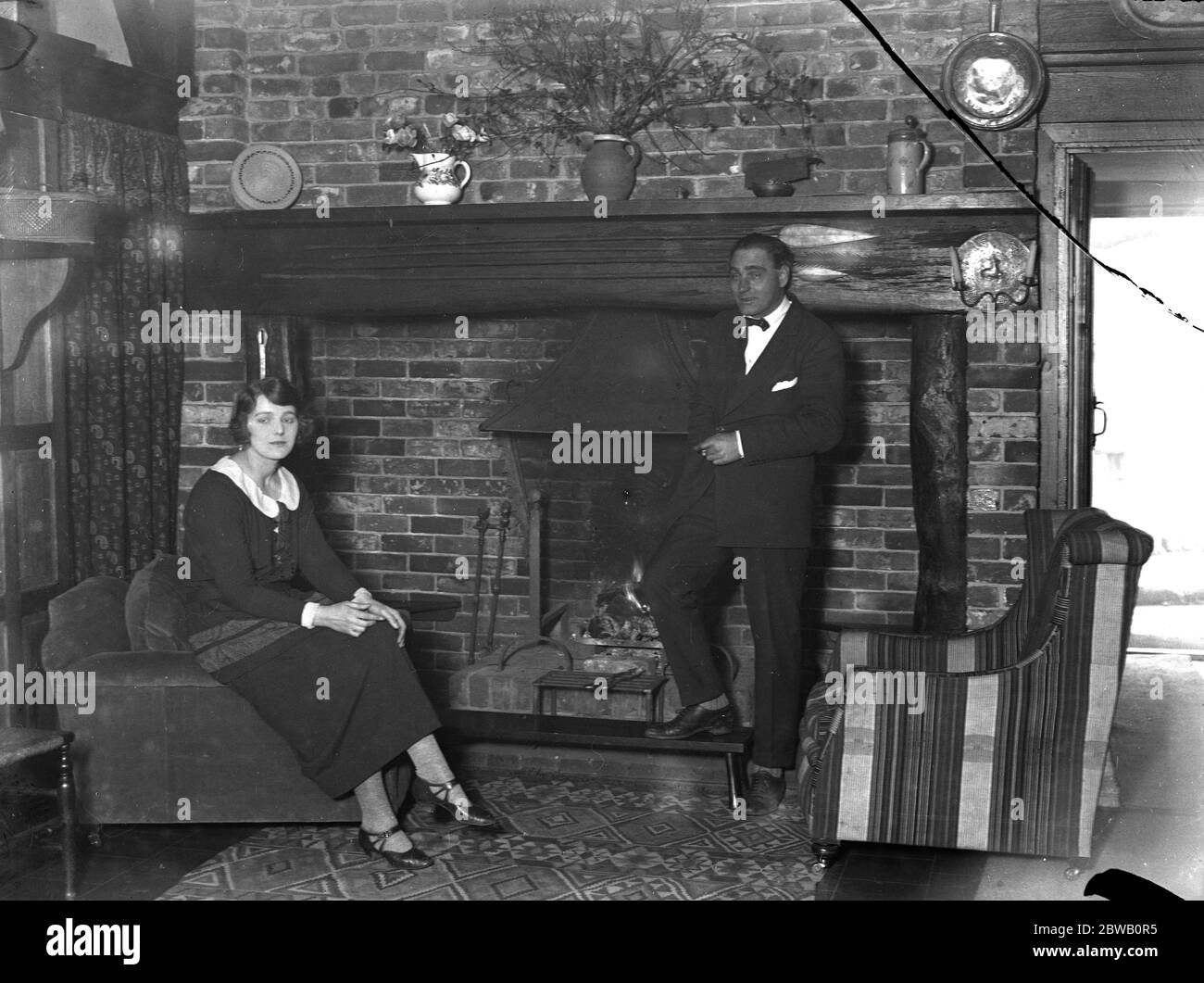 Filmstars, Herr Henry Edwards und Miss Chrissie White in ihrem Haus in Chobham, Surrey. Februar 1924 Stockfoto