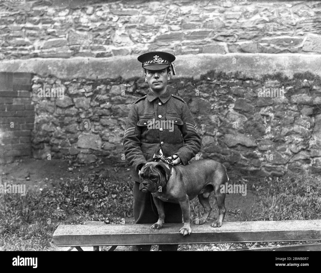 Sergeant Franklin und seine Bulldogge, "Tillery Prince". Stockfoto