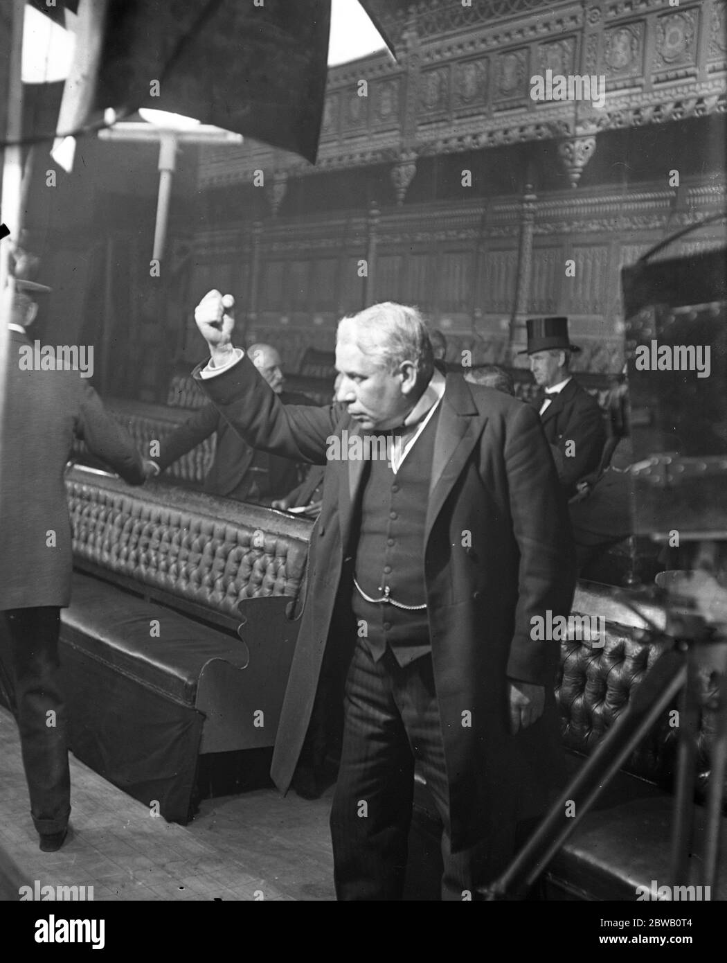 MP s für den Navy League Film mit dem Titel "Es ist für England" gefilmt. Sir William Bull wird während der Dreharbeiten in der Debatte im Unterhaus erhitzt. Oktober 1916 Stockfoto