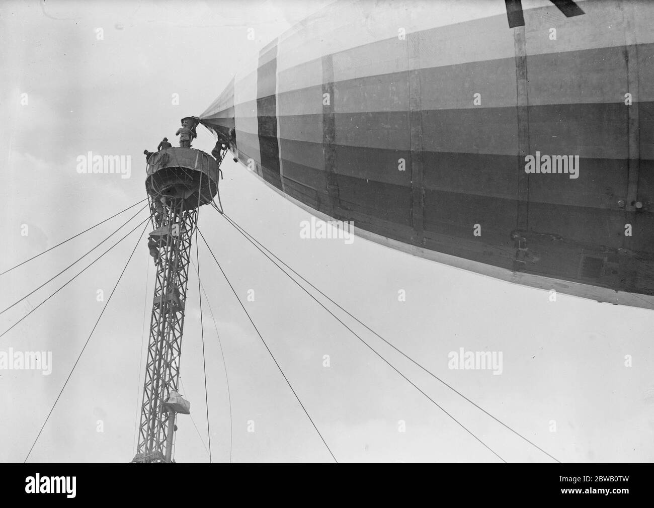 Wichtige Masten-Tests an der Pulham-Flugstation einer der Besatzungen für die R33, die das Luftschiff von der Plattform auf dem Gipfel des Mastes bestiegen, 24. März 1921 Stockfoto