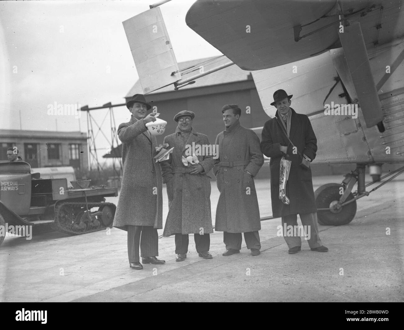 Alexander Shaw, der Regisseur, mit Ralph Keene, George Noble und John Taylor, vor ihrer Abreise aus Croydon auf einer 30, 000 Meilen Tour zu zeigen, Imperial Airways Reisen die Flugstrecken des Empire. Der Film wird den Titel ' die Zukunft ' s in der Luft ' haben. 10. November 1936 Stockfoto