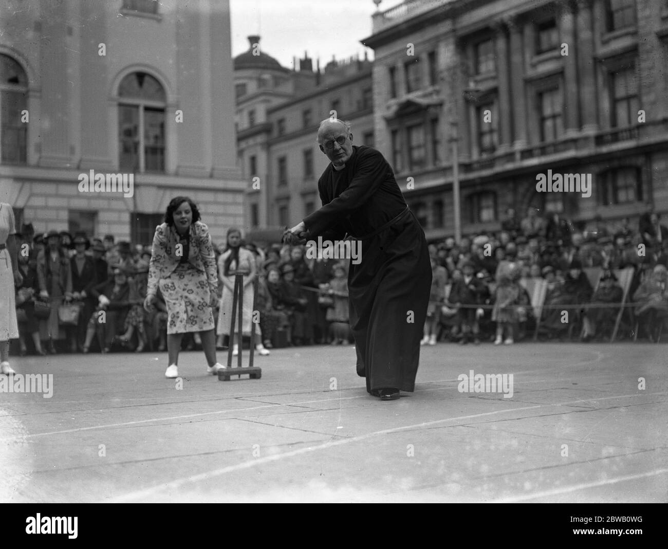 Der Reverend Pat McCormick spielt in der St Martin ' s - in - die - Felder gegen Charing Cross Hospital Krankenschwestern Cricket-Spiel . Juni 1938 Stockfoto