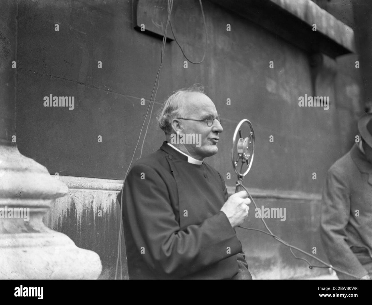 Der Reverend Pat McCormick am Mikrofon nach dem Spiel in der St Martin ' s - in - die - Fields Versus Charing Cross Hospital Krankenschwestern Cricket-Spiel . Juni 1938 Stockfoto