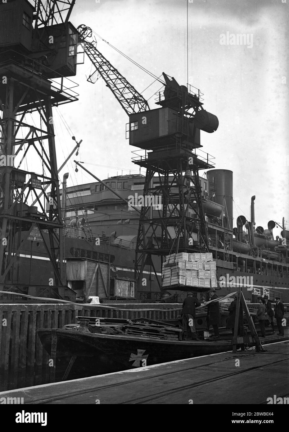 Entladen einer Ladung von 7,000,000 australischen Eiern aus dem Liner, ' Barradine ' am King George V Dock. Sie wurden in Kühlschrank Raum von Sydney gebracht, Freemantle, Brisbane, Melbourne und Adelaide in Australien. November 1931 Stockfoto