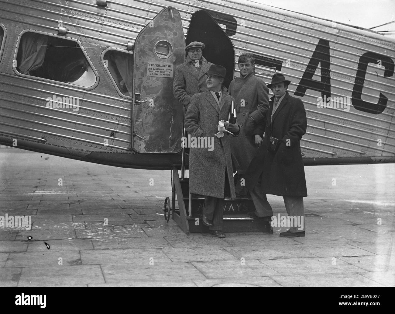 Alexander Shaw, der Regisseur, mit Ralph Keene, George Noble und John Taylor, vor ihrer Abreise aus Croydon auf einer 30, 000 Meilen Tour, um Imperial Airways mit den Flugstrecken des Empire darzustellen. Der Film wird den Titel ' die Zukunft ' s in der Luft ' haben. 10. November 1936 Stockfoto
