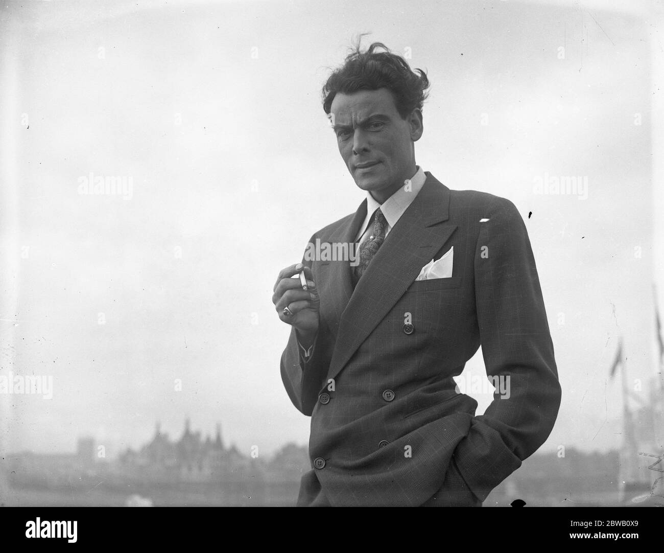 Nils Asther, der schwedische Filmstar, fotografiert auf dem Dach des Savoy Hotels, London. März 1935 Stockfoto