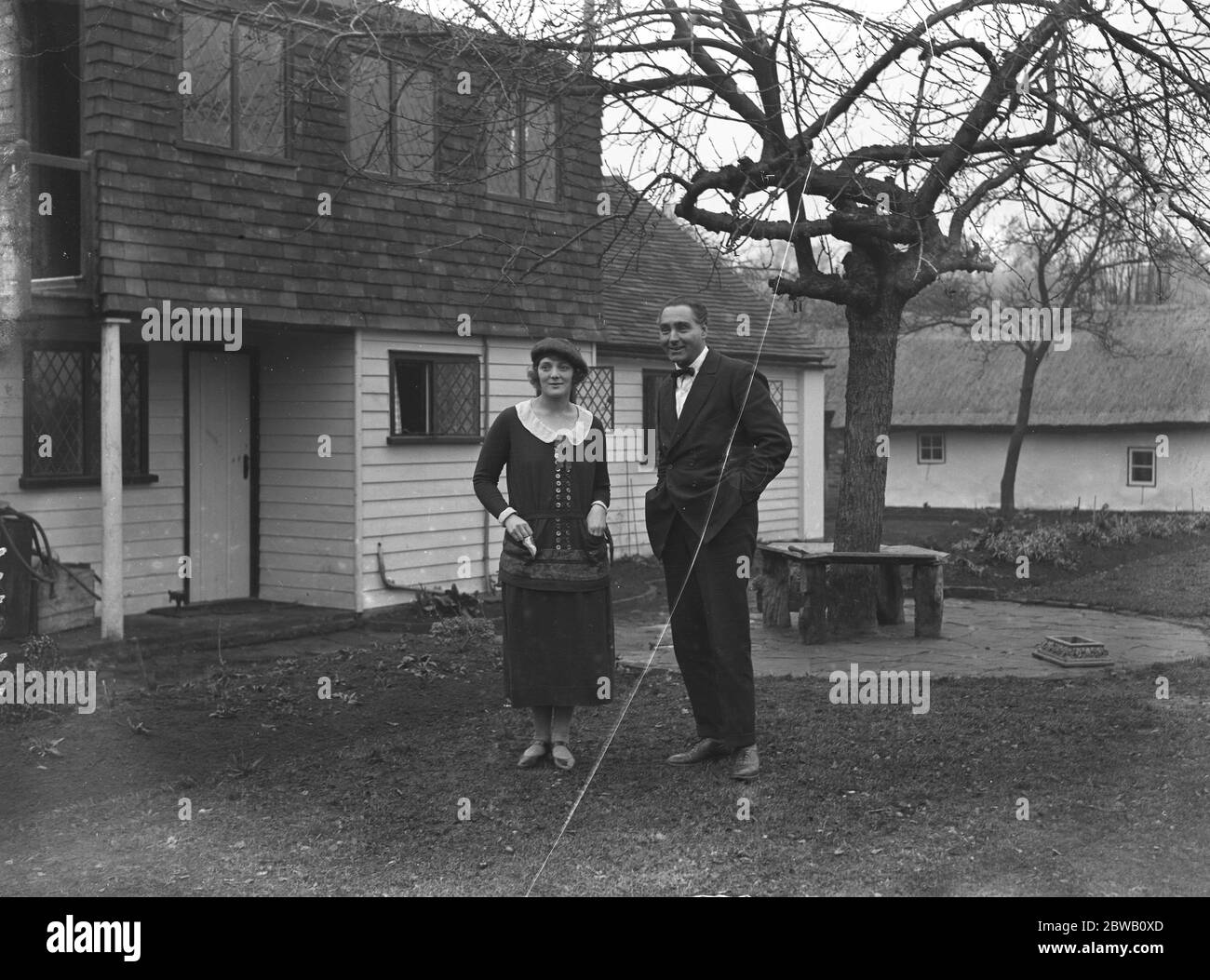 Ehemann und Ehefrau Filmstars, Herr Henry Edwards und Miss Chrissie White in ihrem alten englischen Cottage in Chobham, Surrey. Februar 1924 Stockfoto