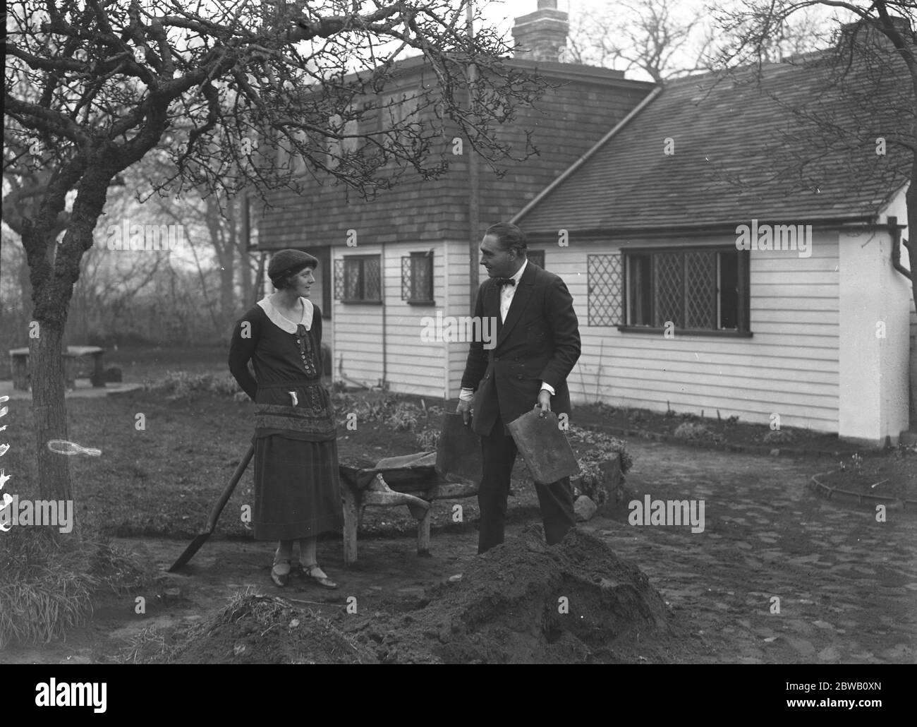 Ehemann und Ehefrau Filmstars, Herr Henry Edwards und Miss Chrissie White in ihrem alten englischen Cottage in Chobham, Surrey. Februar 1924 Stockfoto