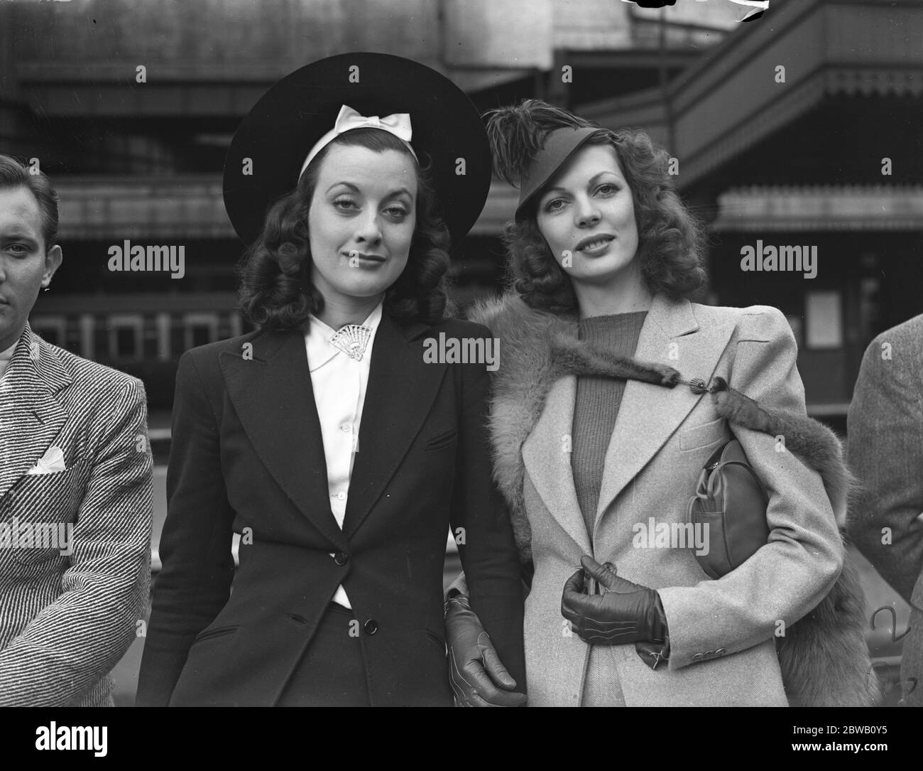 Filmstars ' Doubles ' kommen am Paddington Station , London . Links, Miss Sylvia La Marsh als Joan Crawford und Miss Margaret Bryson als Loretta Young. 1938 Stockfoto