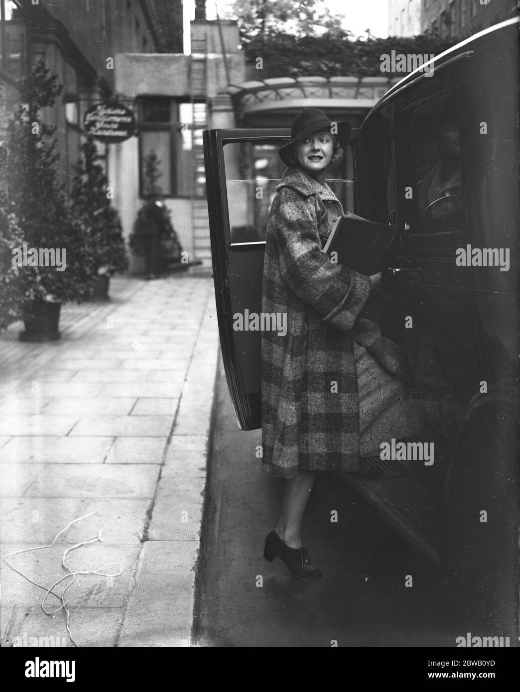 Anreise in ihr Taxi am Grosvenor House, London, Miss Jean Muir, der Hollywood-Filmstar. 19. Oktober 1935 Stockfoto