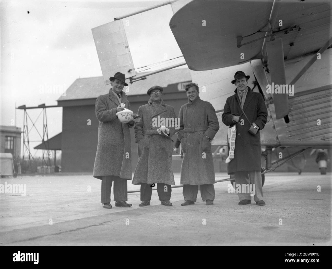 Alexander Shaw, der Regisseur, mit Ralph Keene, George Noble und John Taylor, vor ihrer Abreise aus Croydon auf einer 30, 000 Meilen Tour zu zeigen, Imperial Airways Reisen die Flugstrecken des Empire. Der Film wird den Titel ' die Zukunft ' s in der Luft ' haben. 10. November 1936 Stockfoto