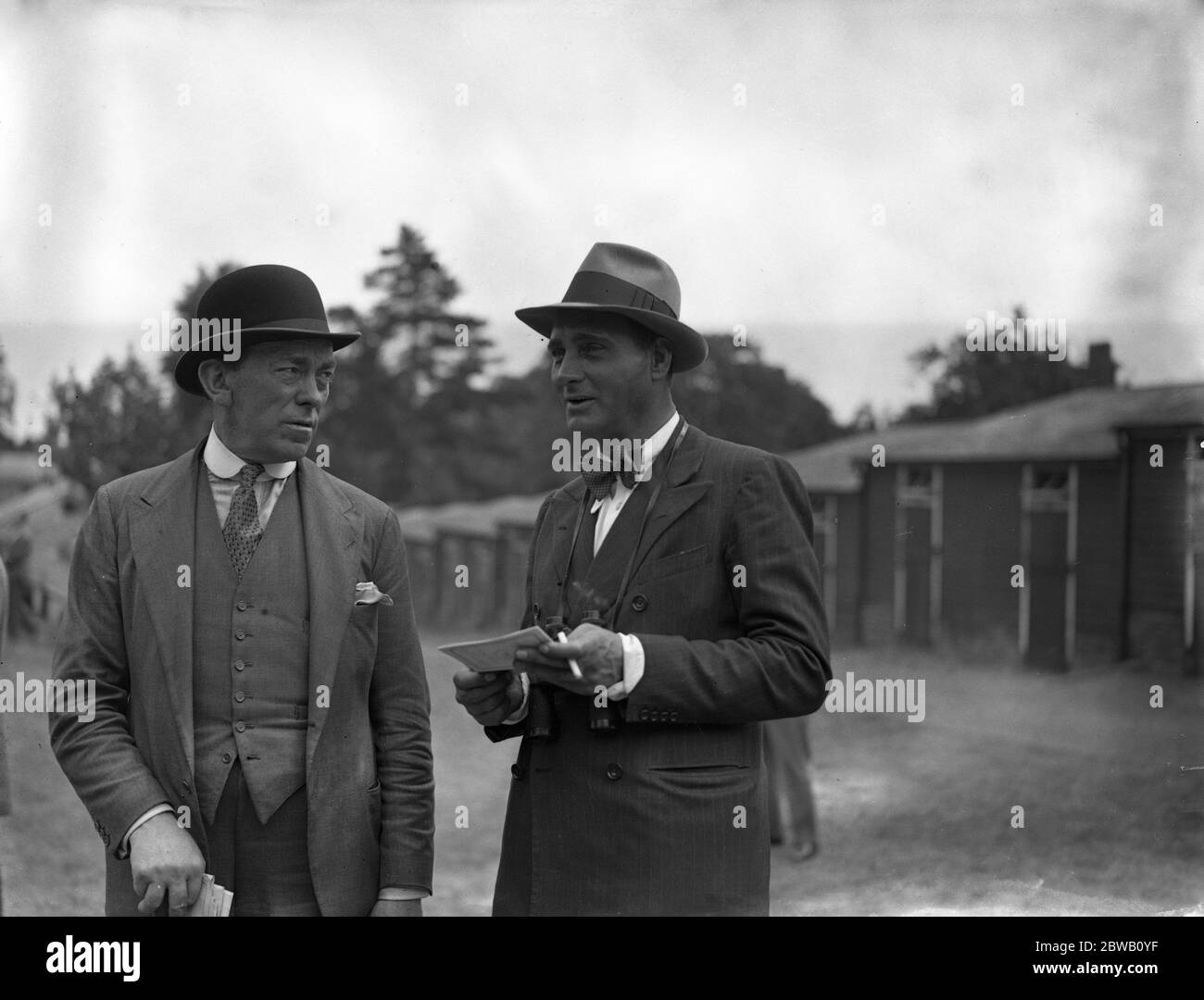 Herr Henry Edwards, (rechts) der berühmte englische Filmstar, fotografiert auf der Sandown Park Rennbahn mit einem Freund. 20 Juli 1929 Stockfoto