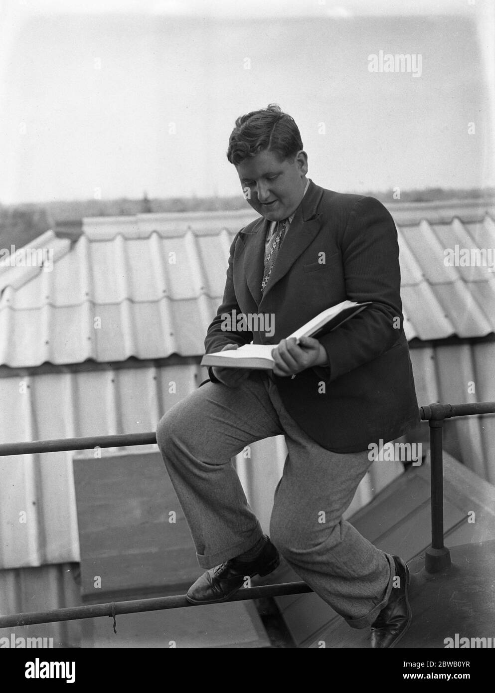 In den Gaumont British Film Studios in Islington , Herr Tubby Cipin , Stepney , London . Mit 18 Jahren wiegt er 17 Stein. Er wurde ausgewählt, um die Rolle des Assistant Manager des Kabaretts in dem Film spielen, Tante Sally. 1933 Stockfoto