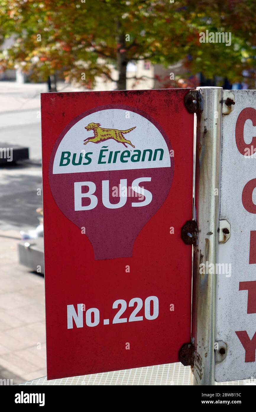 Schild Für Die Bushaltestelle In Cork Irland „Bus Eireann“ Stockfoto
