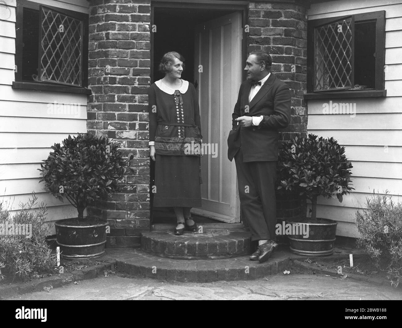 Britische Filmstars, Herr Henry Edwards und Miss Chrissie White vor ihrer Haustür in ihrem Haus in Chobham, Surrey. Februar 1924 Stockfoto