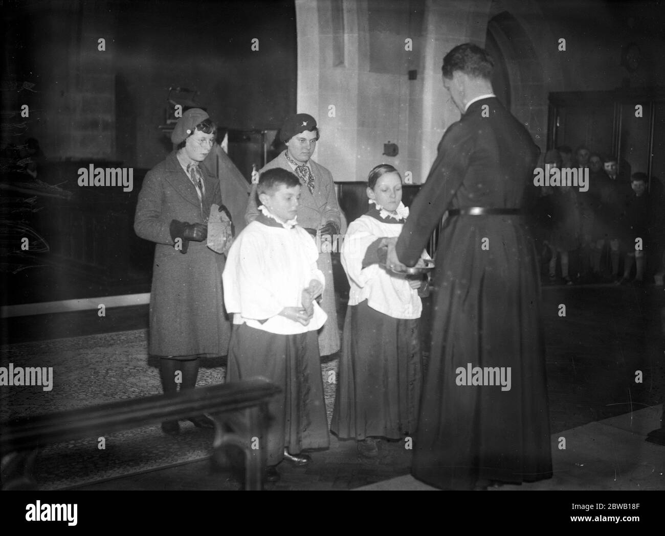 Einmal im Monat wird der Kinderdienst von den kleinen Gläubigen selbst durchgeführt. Es findet in St Paul ' s Kirche, Egham Hythe, Surrey. Der Vikar und Seitenmänner gewählt werden von sich selbst. März 1936 Stockfoto