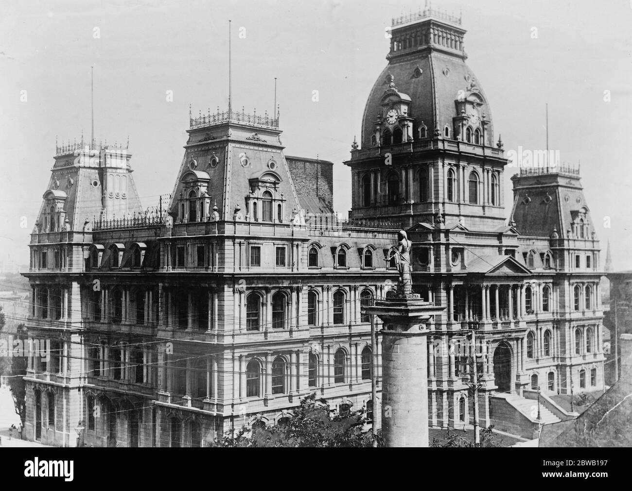 Das Rathaus, Montreal, die durch Feuer zerstört wurde. Der Fall des großen Turms brachte das Dach herunter. Das Foto zeigt deutlich das Mansard Dach, das ein Merkmal des Gebäudes war. März 1922 Stockfoto