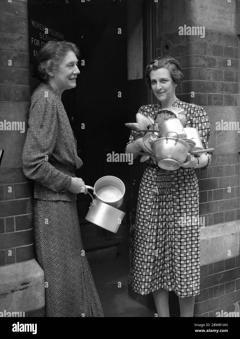 Die Öffentlichkeit machte das Sammeln von Aluminium für die Umwandlung in "Flugzeuge ein großer Erfolg. Frau Hartnell (Bürgermeister von Chelsea) wirft einen Beitrag in der Stadtsammlung in Chelsea Town Hall. 11 Juli 1940 Stockfoto