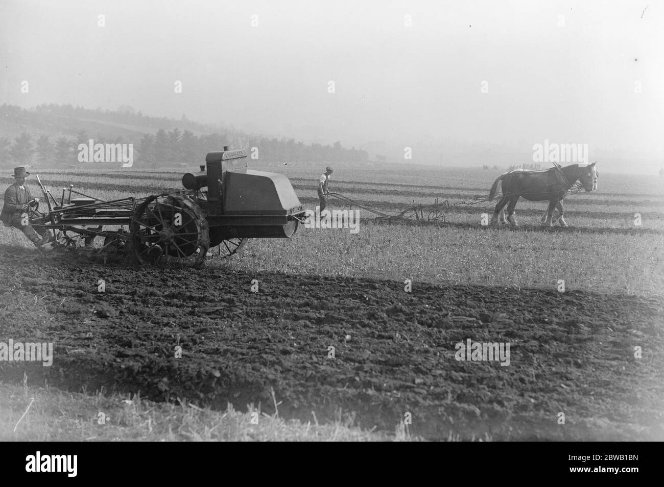 Alte und moderne, Pferd und Motor Pflüge in Henley Show. Es gab zahlreiche Wettbewerbe bei der Henley und District Agricultural Association Show in Hailey Wood, Shiplaks statt. 28. September 1921 Stockfoto