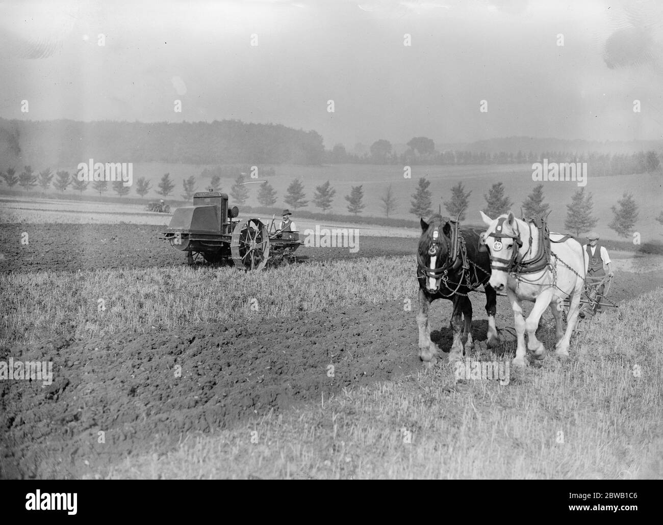 Alte und moderne, Pferd und Motor Pflüge in Henley Show. Es gab zahlreiche Wettbewerbe bei der Henley und District Agricultural Association Show in Hailey Wood, Shiplaks statt. 28. September 1921 Stockfoto
