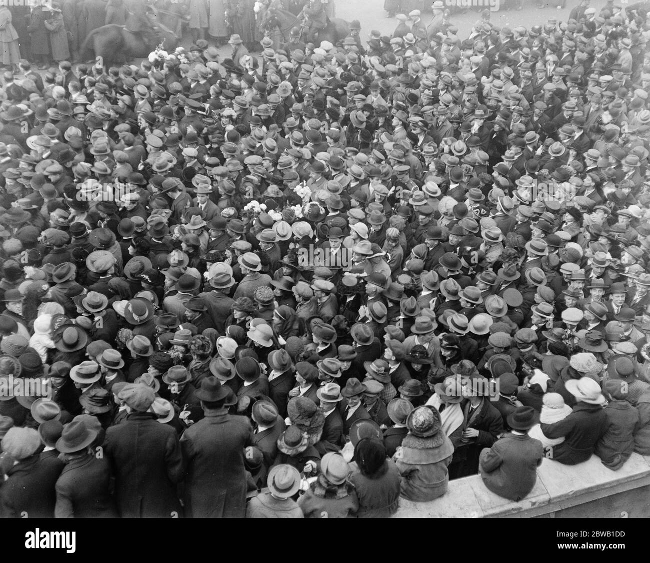 Szene am Waffenstillstandstag in London Dritter Jahrestag des Waffenstillstands EIN Teil der riesigen Menschenmenge, die sich um das Cenotaph am 11. November 1921 versammelt hatte Stockfoto