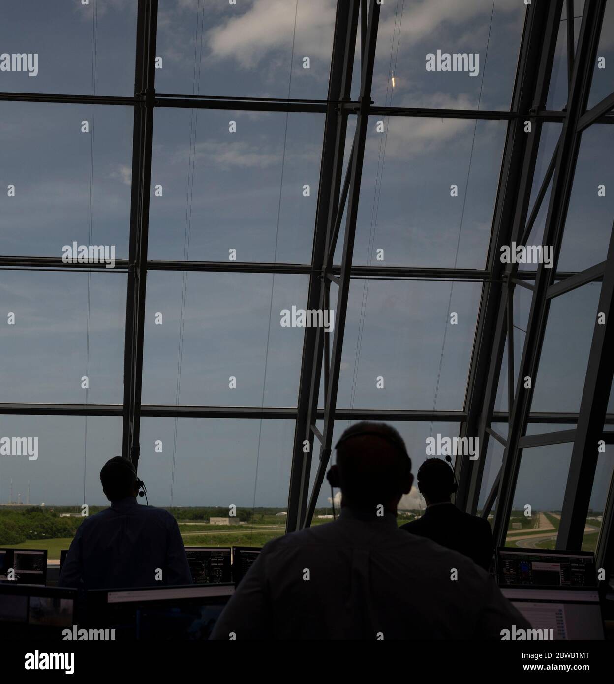 Auf diesem Foto, das von der National Aeronautics and Space Administration (NASA) veröffentlicht wurde, überwachen NASA und SpaceX-Startteams den Start einer SpaceX Falcon 9-Rakete, die das Raumschiff Crew Dragon auf der Demo-2-Mission mit den NASA-Astronauten Douglas Hurley und Robert Behnken an Bord trägt, Samstag, 30. Mai 2020, Im Feuerraum vier des Launch Control Center am Kennedy Space Center der NASA in Florida. Die NASA SpaceX Demo-2 Mission ist der erste Start mit Astronauten der SpaceX Crew Dragon Raumsonde und Falcon 9 Rakete zur Internationalen Raumstation im Rahmen der Agentur Commercial Stockfoto