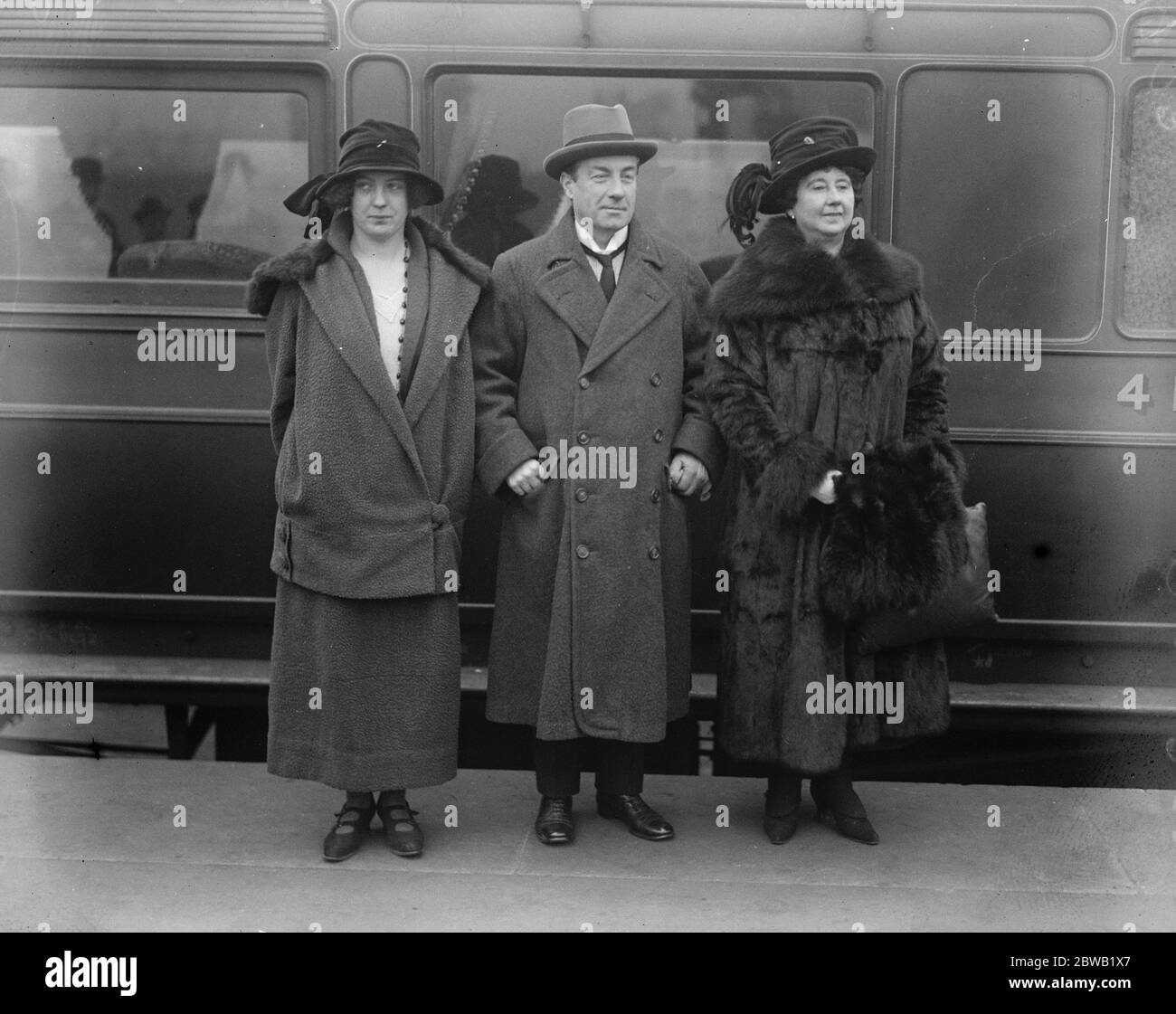 Schatzkanzler Home Again Herr Stanley Baldwin mit seiner Frau und Tochter , fotografiert in Waterloo bei ihrer Ankunft in London aus Amerika 27. Januar 1923 Stockfoto