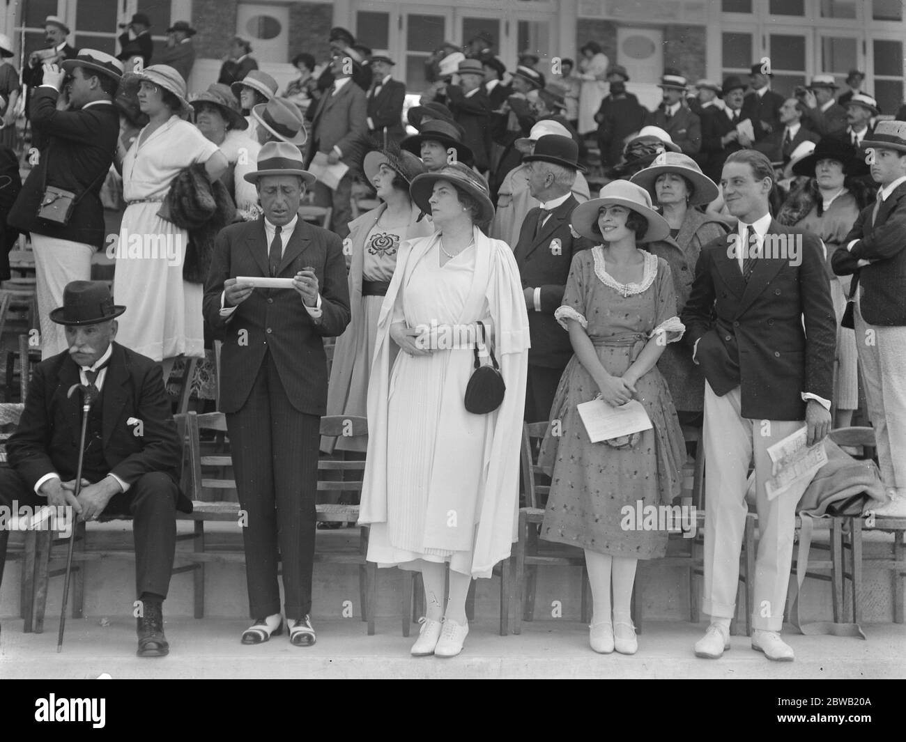 Die Deauville Saison beobachten die Rennen in den Ständen (von links nach rechts) Prince De Bourbon, Baroness de Erlanger, Miss Erlanger und Lord Glenconner 13 August 1921 Stockfoto