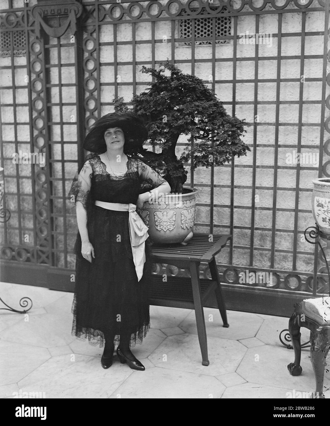 Gesellschaft Gartenparty in Lady Hulton ' s Residenz die Herzogin von Chateau Thierry auf der Party 26 November 1922 Stockfoto