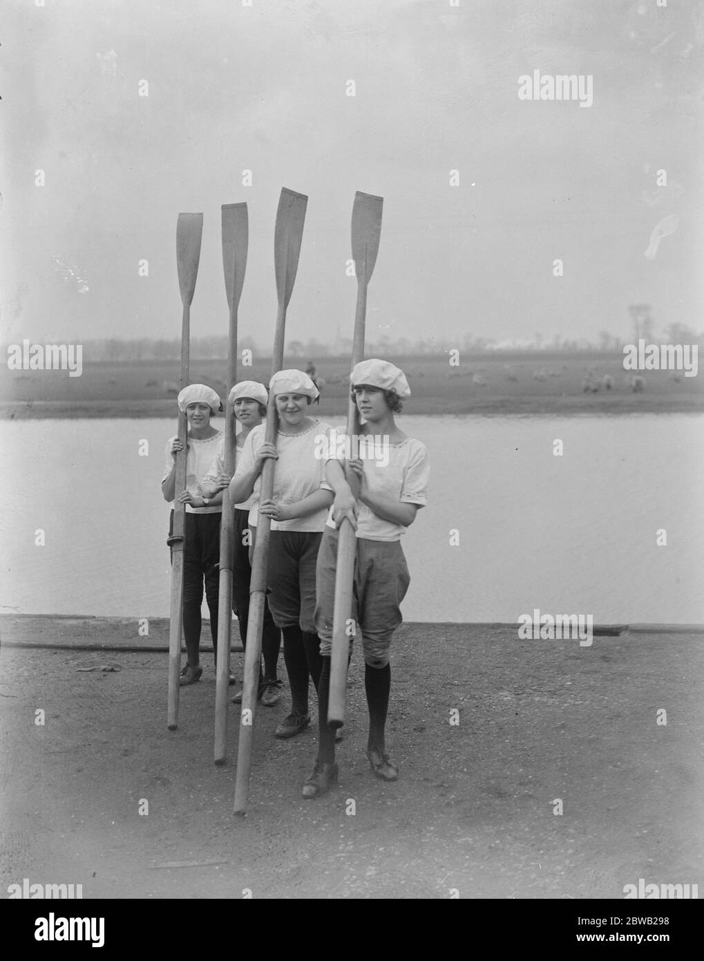 Charming Lea oarsmen EIN hübsches Quartett fotografiert am Ufer der Lea . Sculling für Frauen wird immer beliebter 5 November 1921 Stockfoto