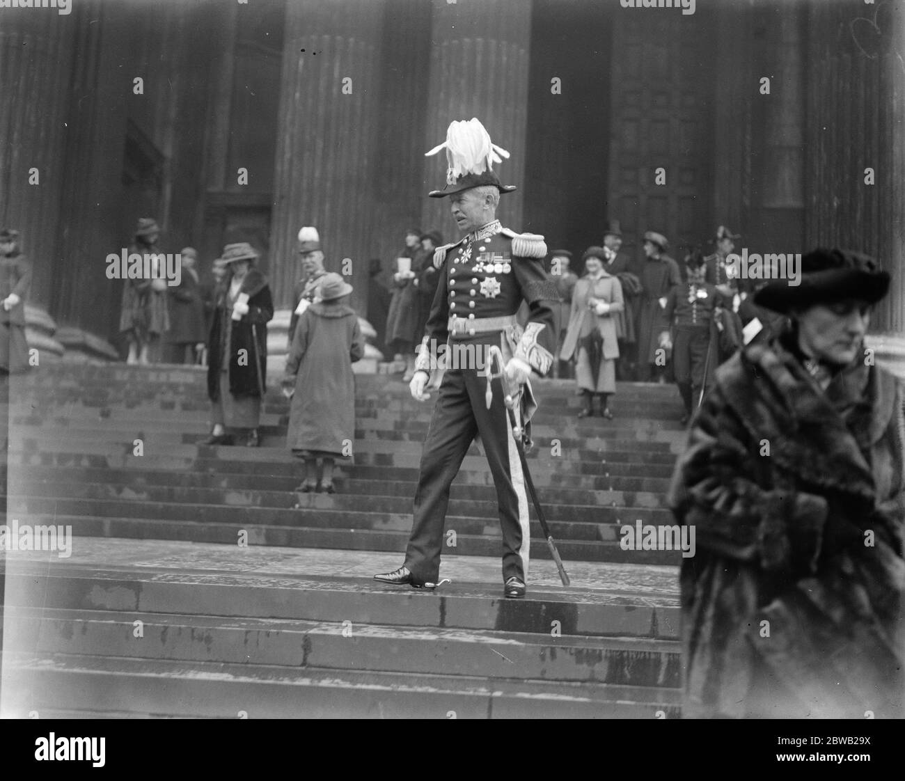 Jährliche Gottesdienst des Ordens von St. Michael und St. George in der Kapelle des Ordens in St. Pauls Cathedral London . Sir Henry Galway auf den Stufen 24. April 1922 Stockfoto