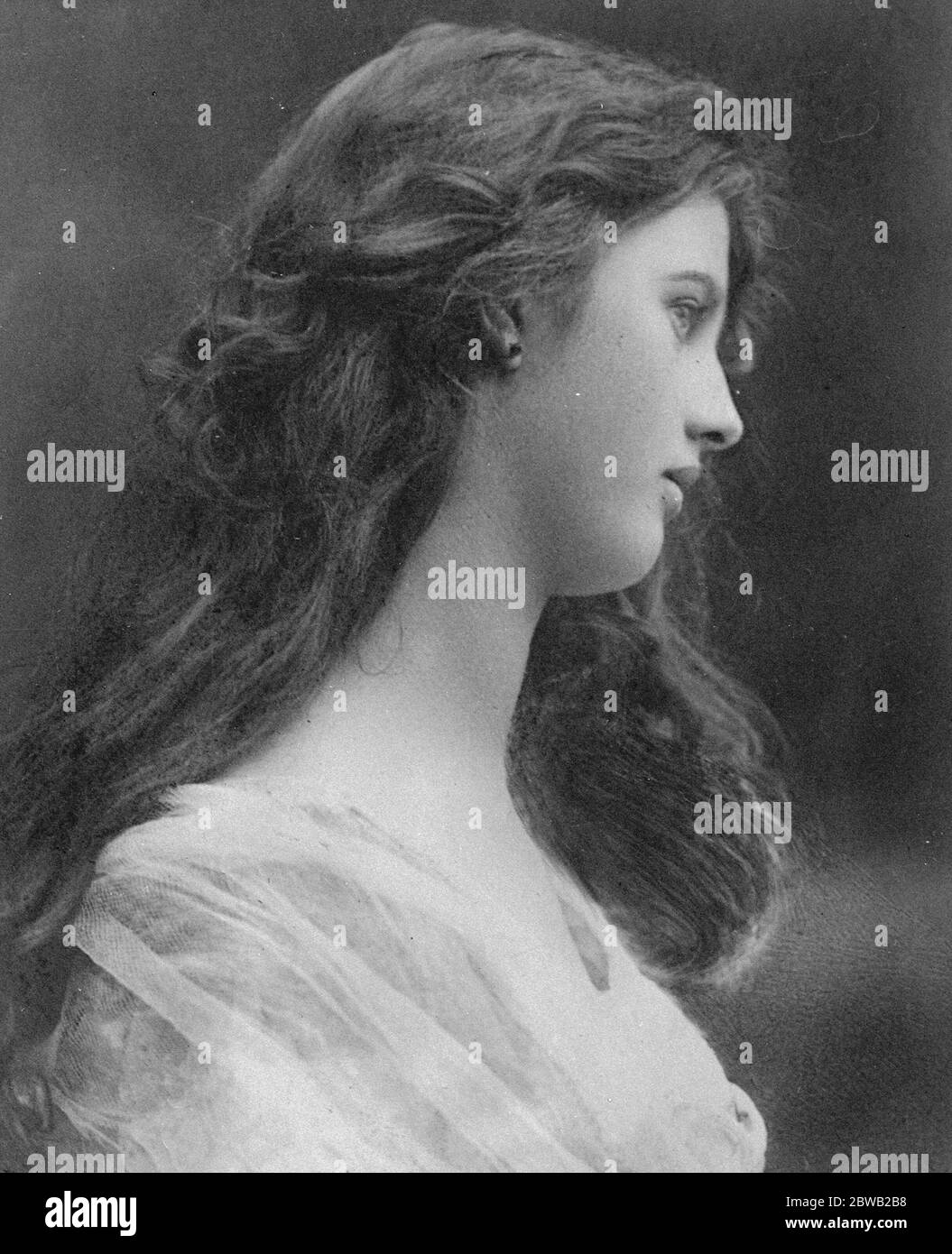 Heldin eines Milliarden Dollar-Debüts Miss Lois Campbell , die in ihrem Haus in St. Louis ein Milliarden Dollar-Debüt gab. Sie ist Erbin von £11 000 000 1. Dezember 1922 Stockfoto