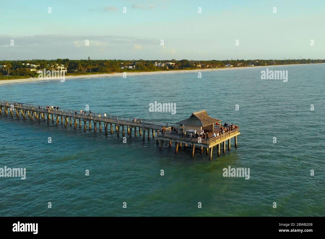 Naples Beach und Fishing Pier bei Sonnenuntergang, Florida. Stockfoto