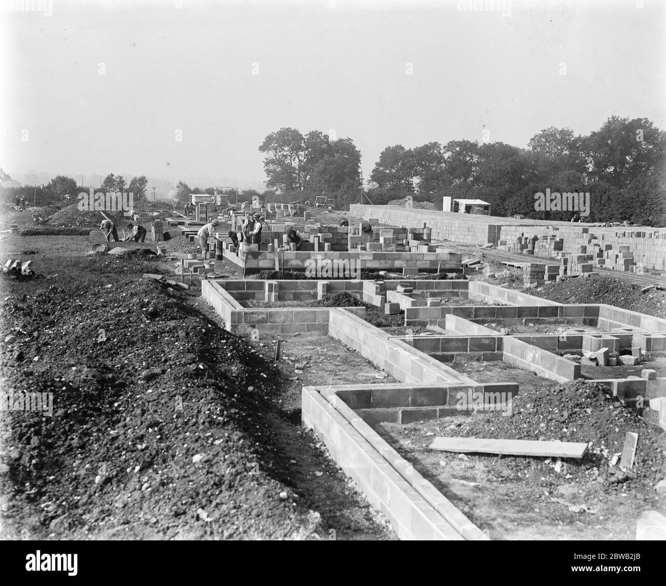 Bau eines Betondorfes in Braintree , Essex im Vordergrund eine neue Grundsteinlegung und im Hintergrund Fundamente in einem fortgeschrittenen Stadium 18. September 1919 Stockfoto
