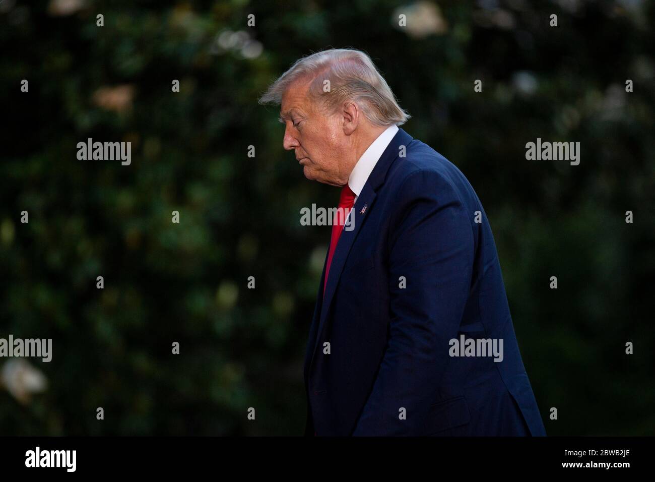 US-Präsident Donald J. Trump geht auf dem South Lawn des Weißen Hauses in Washington, DC, USA, als er am Samstag, den 30. Mai 2020 vom Kennedy Space Center in Florida ankommt. Trump schwor, dass seine Regierung das beenden würde, was er "ob Gewalt" in US-Städten nannte, nachdem ein unbewaffneter schwarzer Mann von der Polizei in Minnesota gestorben war und linke Gruppen für Zusammenstöße mit der Polizei und Sachschäden rund um das Land verantwortlich gemacht hatte. Kredit: Stefani Reynolds/Pool über CNP/MediaPunch Stockfoto