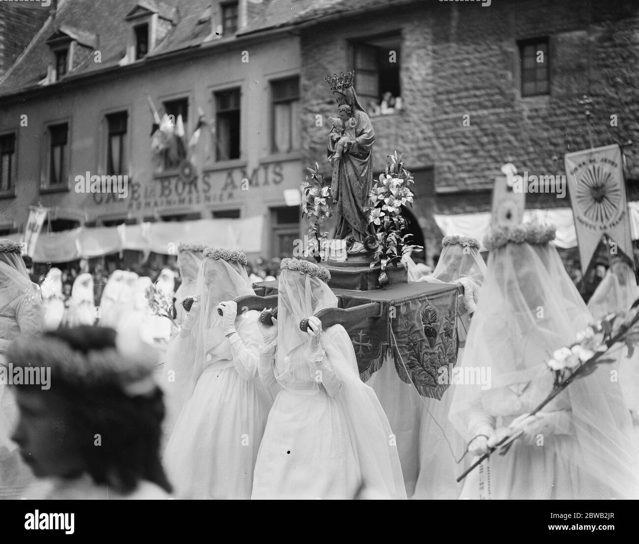 Boulogne Frankreich , Prozession unserer Dame von Boulogne EIN Schrein in der Prozession mit seinen malerischen Trägern 23 August 1920 Stockfoto
