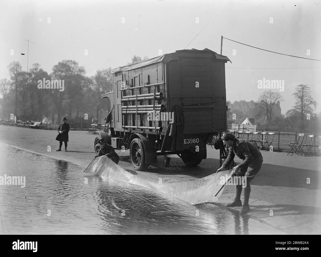 Mit der Besatzungsarmee in Kensington Gardens, die die drahtlose Erdmatte in den runden Teich in Kensington Gardens versenkt, 14. April 1921 Stockfoto