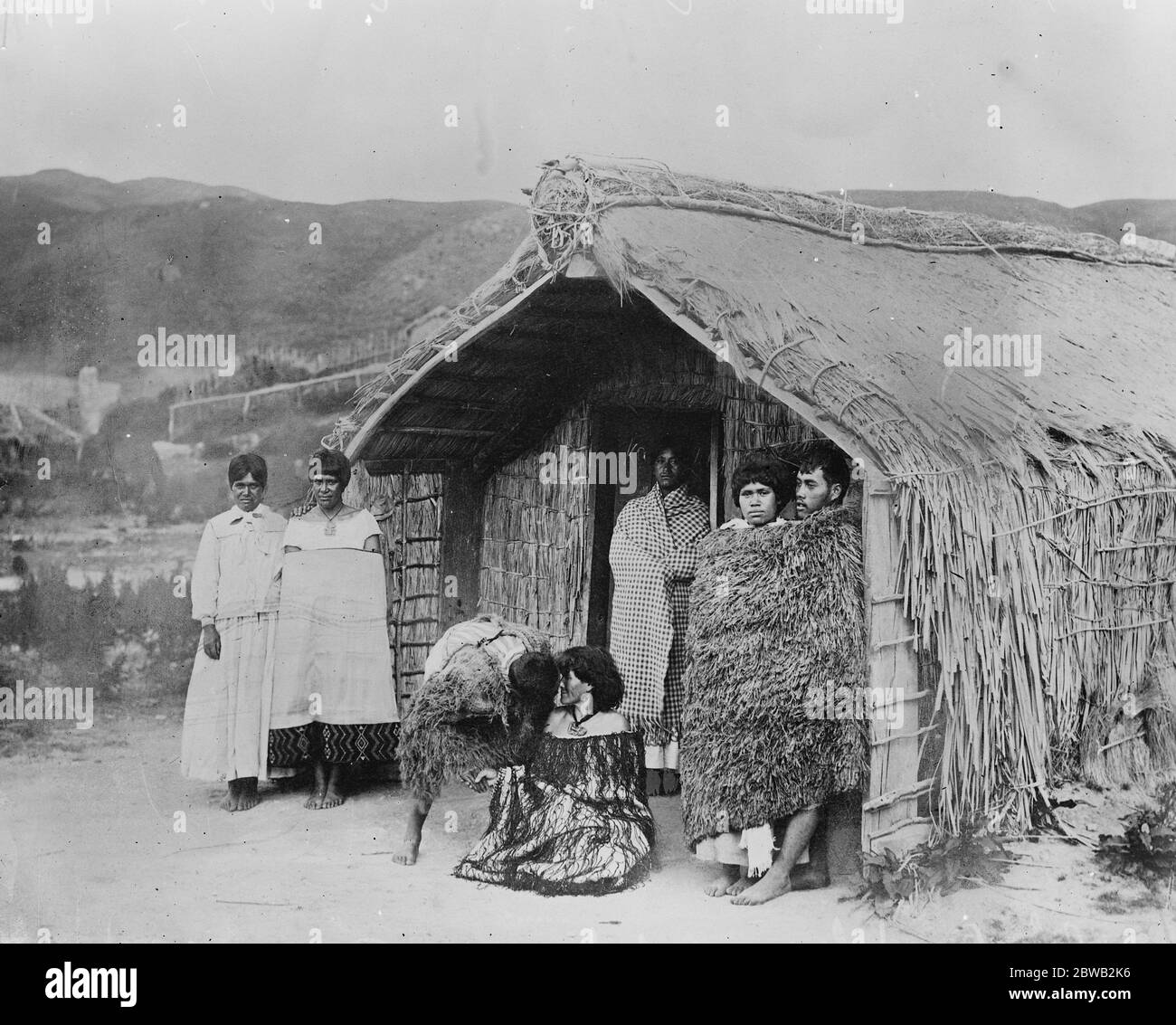 Typischer Maori-Gruß, bekannt als Te Hongi (besteht aus dem Zusammenreiben der Nasen und dem Aussprechen wie ein Heulen des Hundes) 24. März 1920 (Originalunterschrift) Stockfoto