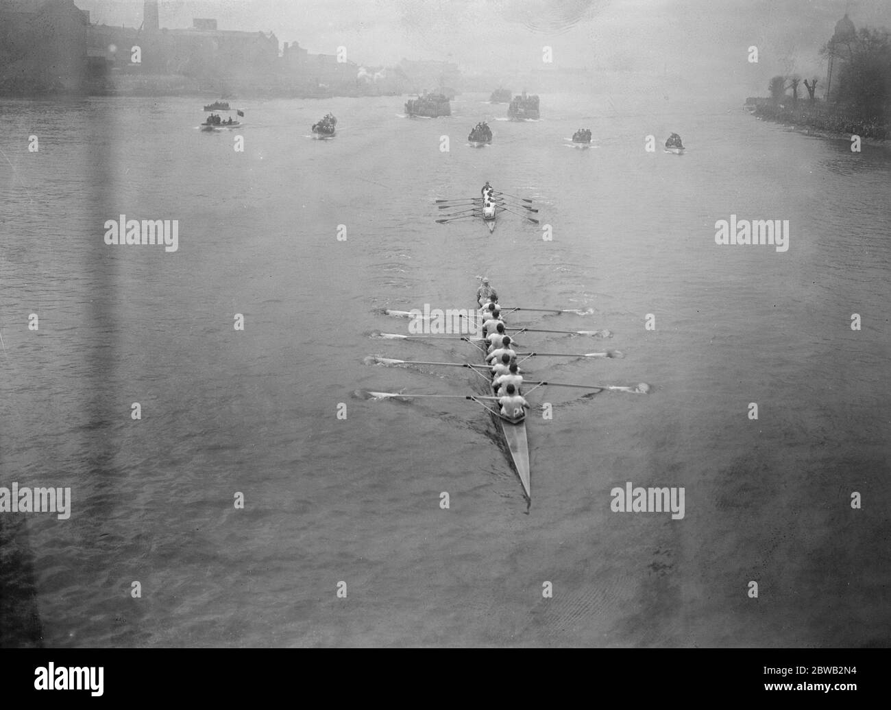 Cambridge besiegt Oxford im Boat Race Cambridge weit vor Oxford an der Hammersmith Bridge London an der Themse 1. April 1922 Stockfoto