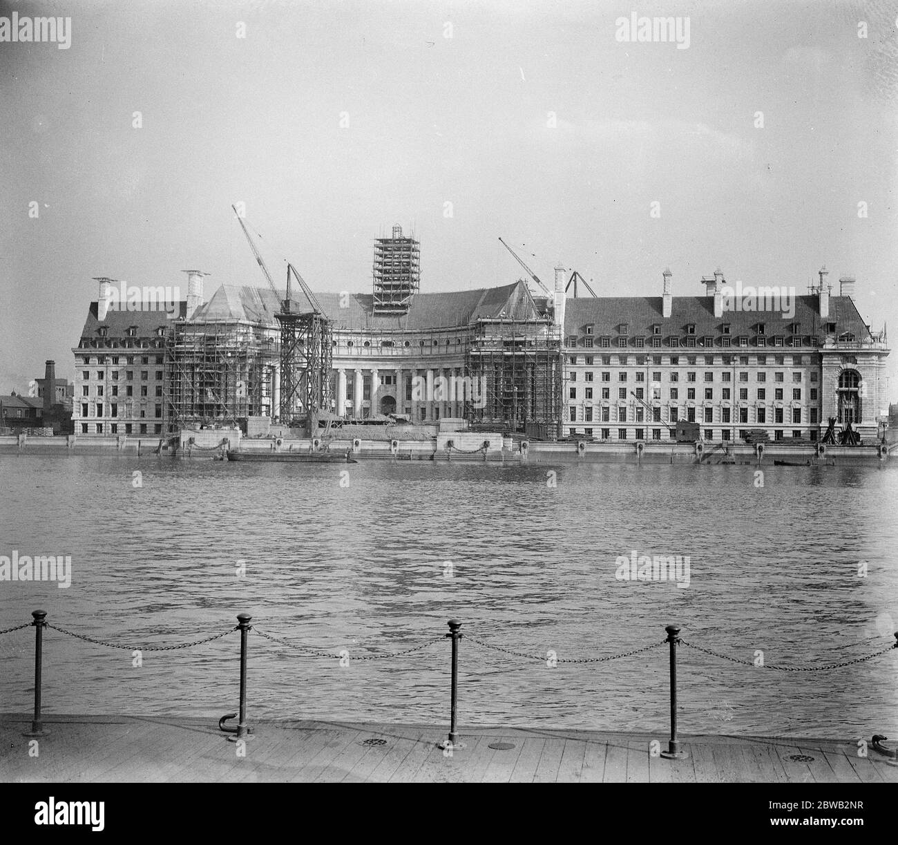 London 's New Palace an der Themse EINE beeindruckende Aussicht auf die neue London County Council Hall, in der Nähe der Westminster Bridge. Der geschwungene Mittelblock, der die Mitgliederterrasse bildet, ist ein Interessantes Merkmal des Gebäudes, das jetzt vom Personal am 4. Oktober 1921 übernommen wird Stockfoto