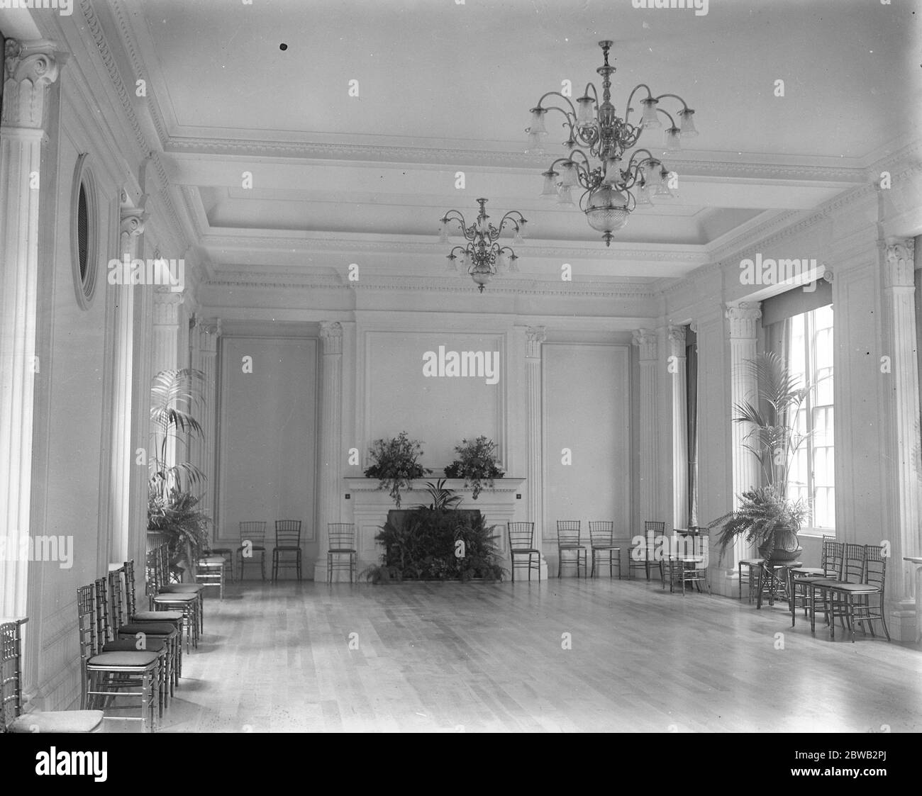 King and Queen Inspect New Royal Airforce Club befindet sich am 128 Piccadilly London der Ballsaal 14 März 1922 Stockfoto