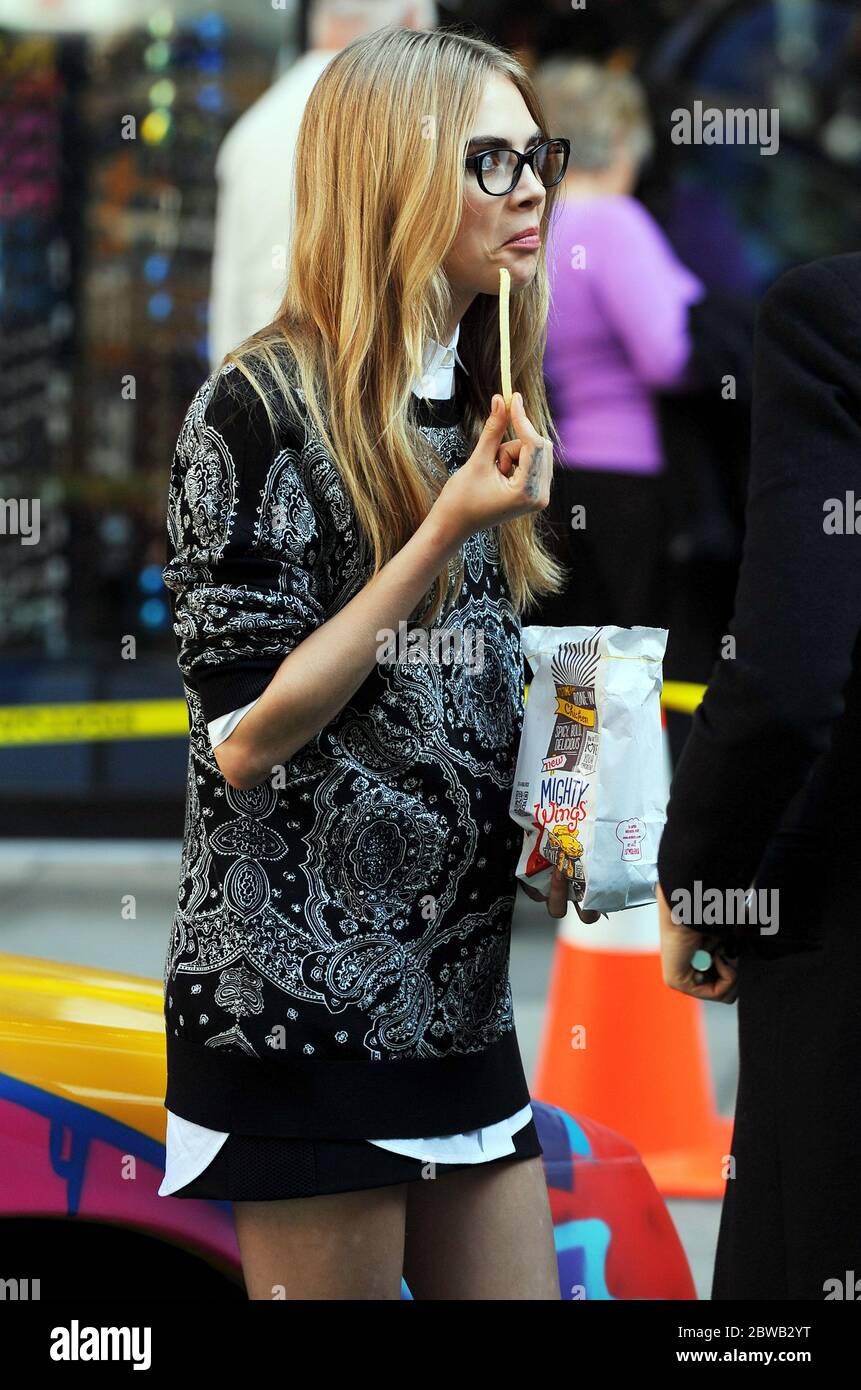 Cara Delevingne in einem Fotoshooting für DKNY am Time Square, New York, 15. Oktober 2013 Stockfoto